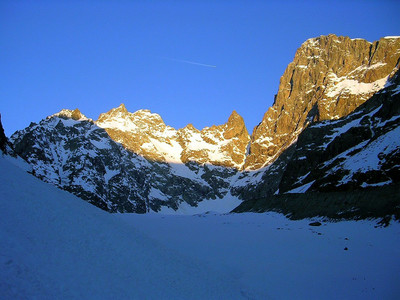 Lever de soleil sur le glavier Noir, la face S des Ecrins et le Coolidge