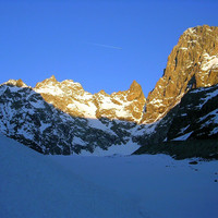 Lever de soleil sur le glavier Noir, la face S des Ecrins et le Coolidge