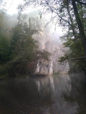 Les aiguilles de chaleux, vues depuis la rive opposée
