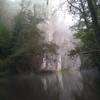 Les aiguilles de chaleux, vues depuis la rive opposée