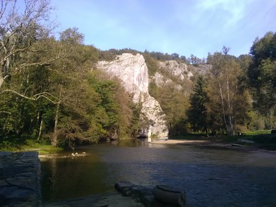 Les aiguilles de chaleux, vues depuis le pont de chemin de fer (traversée piétonne / vélos) possible pour éviter le gué)