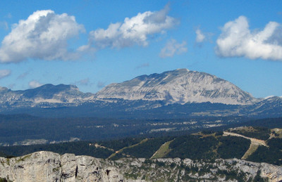 Pierre Blanche à G et Grand Veymont à D vus du But de l'Aiglette au SW Pierre Blanche à G et Grand Veymont à D vus du But de l'Aiglette au SW