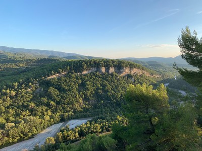 Vue d’ensemble de la falaise, secteur historique à gauche jusqu’au plus gros de la falaise, secteur récent à droite, secteur entre-deux entre les deux Vue d’ensemble de la falaise, secteur historique à gauche jusqu’au plus gros de la falaise, secteur récent à droite, secteur entre-deux entre les deux