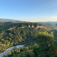 Vue d’ensemble de la falaise, secteur historique à gauche jusqu’au plus gros de la falaise, secteur récent à droite, secteur entre-deux entre les deux