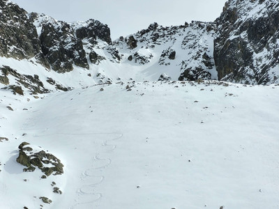 Mont Aver descente du couloir NW Mont Aver descente du couloir NW