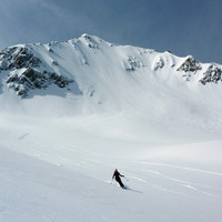 Descente devant la face NE de la Pointe de Comberousse