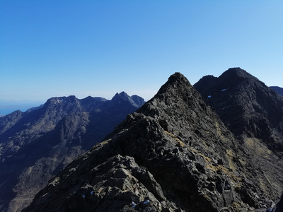 Vers le S:  Sgùrr a' Mhadaidh, Sgùrr a' Ghreadaidh, et la ligne des Cuillins 