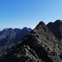 Vers le S:  Sgùrr a' Mhadaidh, Sgùrr a' Ghreadaidh, et la ligne des Cuillins 