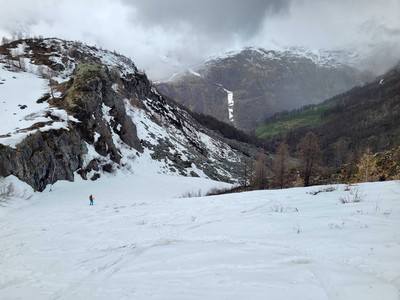 En face les pistes du Col Bettaforca, la noire encore enneigée