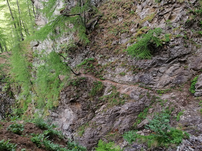 Paroie de la fissure : passage câblé de la descente Paroie de la fissure : passage câblé de la descente