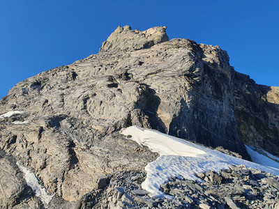 La grande tour avec le début des chaines au dessus du névé La grande tour avec le début des chaines au dessus du névé