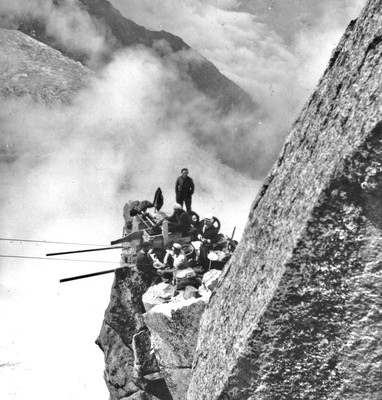 Le patrimoine technologique : Le relais, avant le pylône, entre la station des Glaciers et le col du Midi Le patrimoine technologique : Le relais, avant le pylône, entre la station des Glaciers et le col du Midi