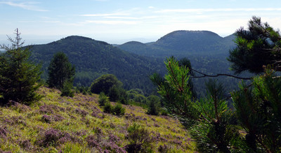 Chaumont, Petit Sarcouy, Grand Sarcouy vus du Puy des Gouttes par Gegeours Chaumont, Petit Sarcouy, Grand Sarcouy vus du Puy des Gouttes par Gegeours
