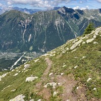 La sente serpente en rive gauche de la moraine. Les marques jaunes sont visibles de loin