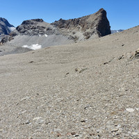 Brisures de roche friable, sol souple, très agréable pour la marche