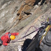 Traversée Charmoz-Grépon. Aiguilles de Chamonix Mont-Blanc. Sous la Vierge du Grépon.