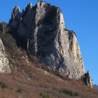 Saoû : Aiguille de la Tour. Face W à l'ombre et face S au soleil. AG, le couloir la séparant du Grand Regardé.