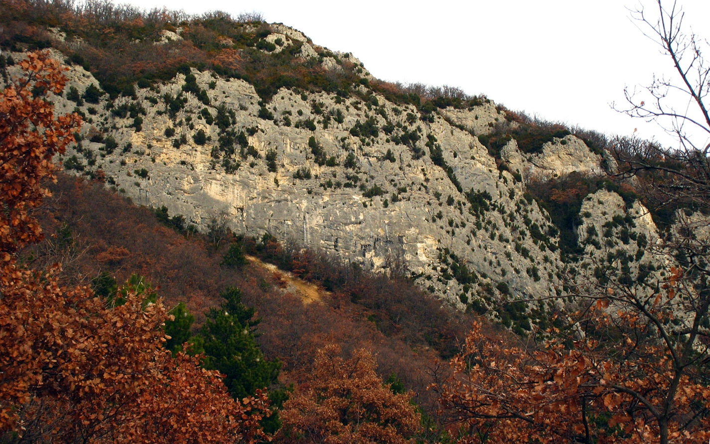 Saoû - falaise de la Barre vue depuis le chemin de montée