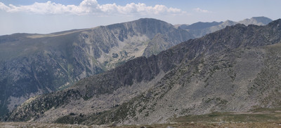 le Campcardos depuis le N (Pic de Fontfreda) et sa planella, et juste devant l'arête Peiraforca - Roc Colom le Campcardos depuis le N (Pic de Fontfreda) et sa planella, et juste devant l'arête Peiraforca - Roc Colom