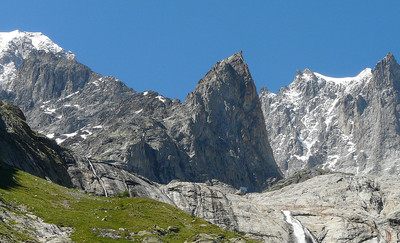 L'aiguille Croux entre Blanche de Peuterey et Mont Blanc L'aiguille Croux entre Blanche de Peuterey et Mont Blanc