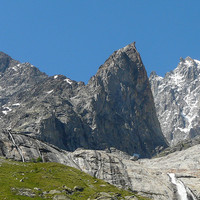 L'aiguille Croux entre Blanche de Peuterey et Mont Blanc