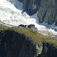 Le refuge Monzino et le glacier du Frêney en arrière plan