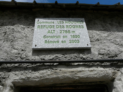 Baraque forestière, Cabane des Rognes, refuge ? Un abri ouvert. Baraque forestière, Cabane des Rognes, refuge ? Un abri ouvert.