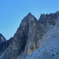 L'arête W et le point de départ de la voie
