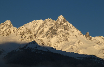 Grand Pic de Belledonne au lever du soleil depuis Oz en Oisans Grand Pic de Belledonne au lever du soleil depuis Oz en Oisans