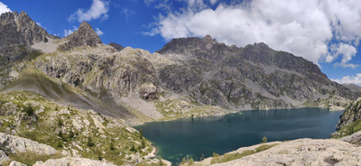 Lac Vert (Valmasque), et de gauche à droite, cimes Chamineye, Lusière et de la Charnassère