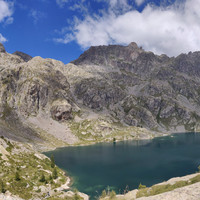 Lac Vert (Valmasque), et de gauche à droite, cimes Chamineye, Lusière et de la Charnassère