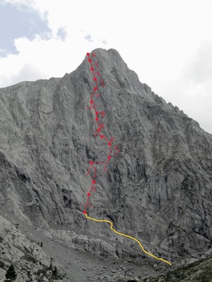 La parete N del Pizzo del Salto con il tracciato della via e dell'avvicinamento. 
