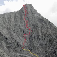 La parete N del Pizzo del Salto con il tracciato della via e dell'avvicinamento. 