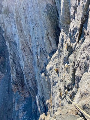 L'esposto traverso di L4 su roccia entusiasmante. 