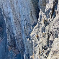 L'esposto traverso di L4 su roccia entusiasmante. 