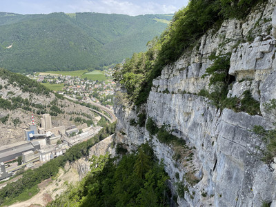 Magma vu de côté. Départ des voies depuis la grande vire Magma vu de côté. Départ des voies depuis la grande vire