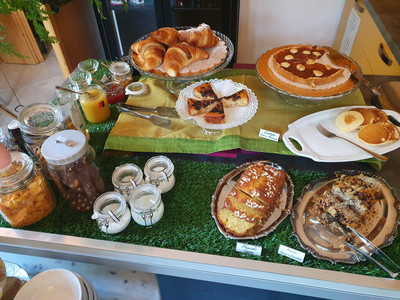 Petit déjeuner maison à l'auberge de la Gare Hône