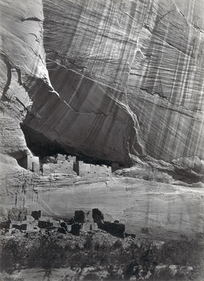 Falaises du Canyon de Chelly, Arizona, par Timothy H. O'Sullivan en 1873 Falaises du Canyon de Chelly, Arizona, par Timothy H. O'Sullivan en 1873