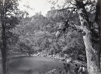 Apache Lake Sierra Blanca Range, Arizona, par Timothy H. O'Sullivan en 1873 Apache Lake Sierra Blanca Range, Arizona, par Timothy H. O'Sullivan en 1873