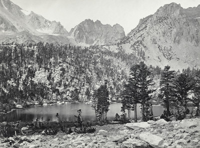 Dans la Sierra Nevada, Californie, par Timothy H. O'Sullivan en 1873 Dans la Sierra Nevada, Californie, par Timothy H. O'Sullivan en 1873