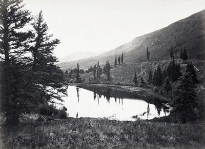 Lake in Conejos Cañon, Colorado, par Timothy H. O'Sullivan Lake in Conejos Cañon, Colorado, par Timothy H. O'Sullivan