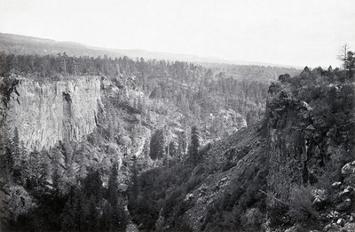 North Fork Cañon, Sierra Blanca Creek, Arizona, par Timothy H. O'Sullivan en 1873 North Fork Cañon, Sierra Blanca Creek, Arizona, par Timothy H. O'Sullivan en 1873