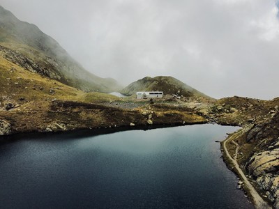 Nouveau refuge vu depuis le lac supérieur Nouveau refuge vu depuis le lac supérieur