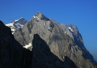 Massif du Wetterhorn (lui-même au fond à D) depuis la cabane des Engelhörner Massif du Wetterhorn (lui-même au fond à D) depuis la cabane des Engelhörner