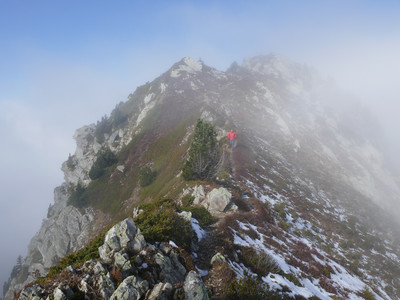[Concours Photo Sophie 2022] randonneur sortant du brouillard