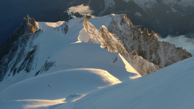 [Concours Photo Sophie 2022] Premières lumières du jour sur le massif du Mont Blanc depuis son sommet