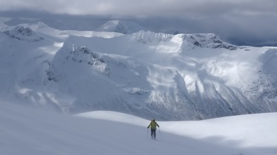 [Concours Photo Sophie 2022] Montée en ski de randonnée et dans la tempête à Skårasalen dans les Alpes de Sunnmøre en Norvège