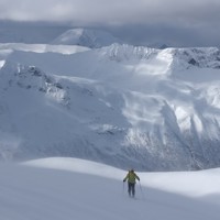 [Concours Photo Sophie 2022] Montée en ski de randonnée et dans la tempête à Skårasalen dans les Alpes de Sunnmøre en Norvège