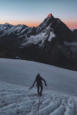 [Concours Photo Sophie 2022] Levé de soleil sur le Cervin, direction Wandfluegrat. 