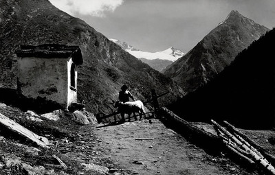 Sur Kapellenweg à Saas Fee par Gyger